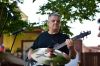 Mężczyzna gra na gitarze